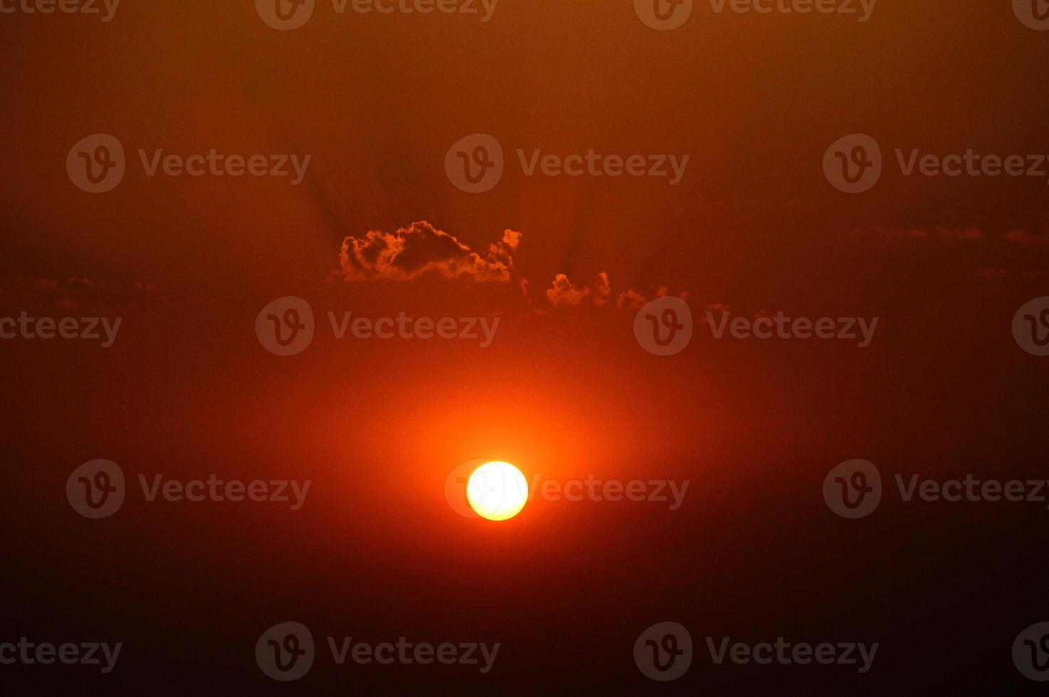 hermoso cielo al atardecer con nubes. cielo abstracto. foto