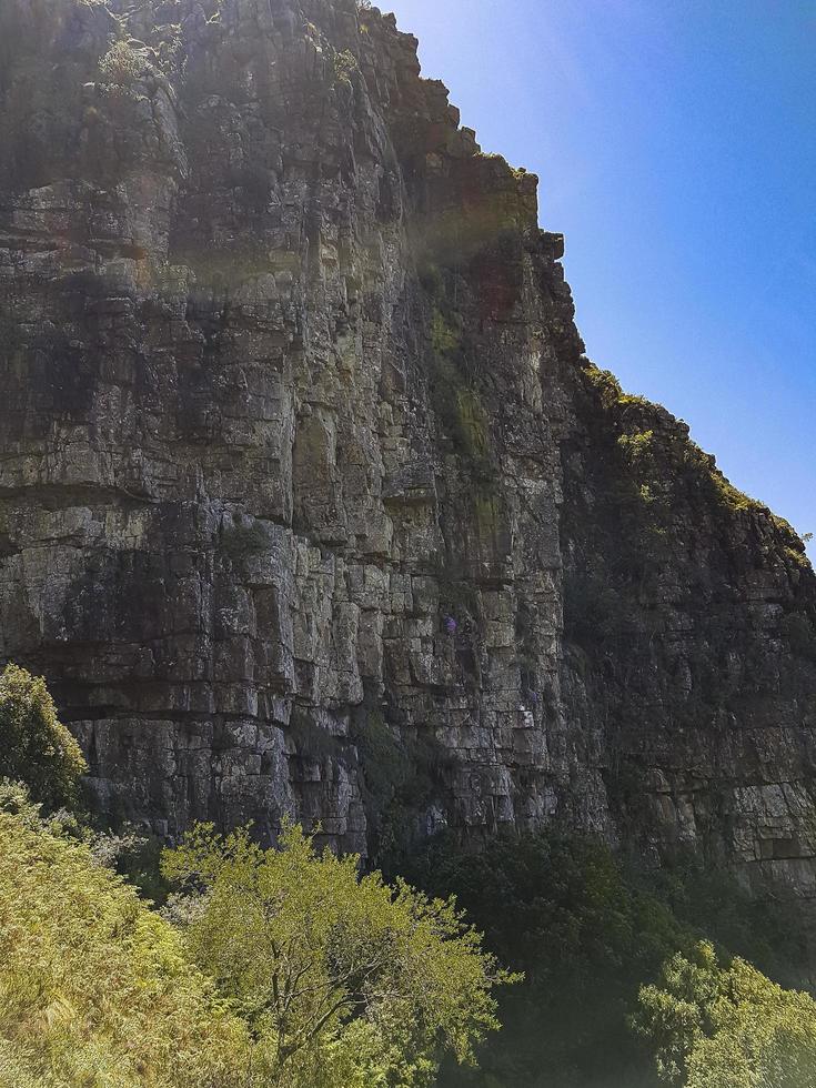 acantilados, rocas y sol en el parque nacional de la montaña de la mesa. foto