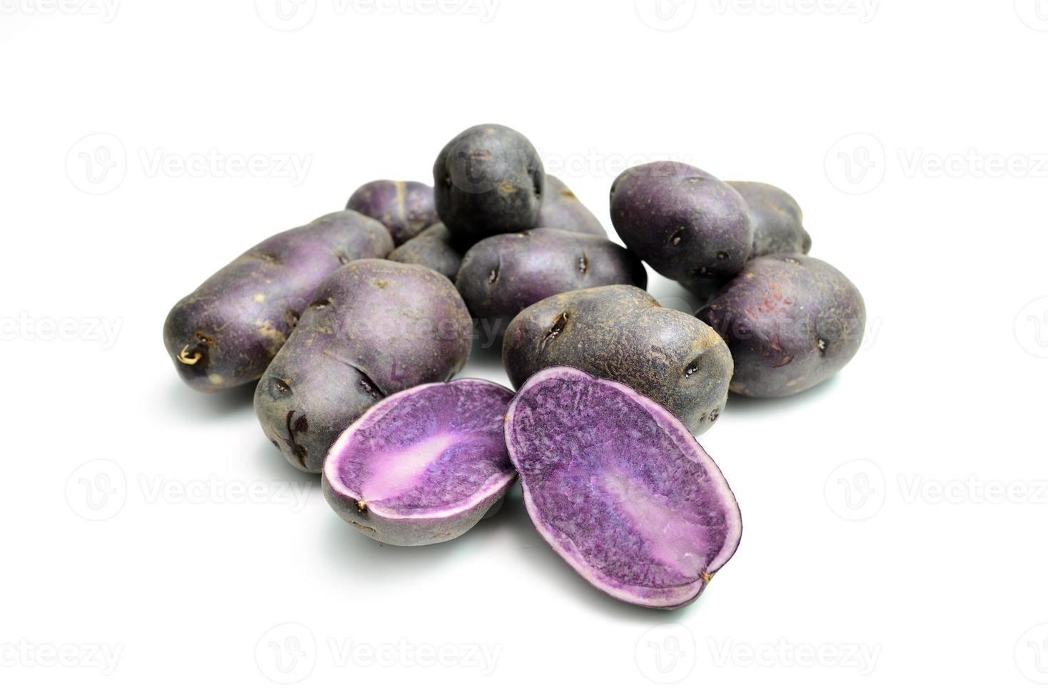 patatas moradas sobre blanco foto