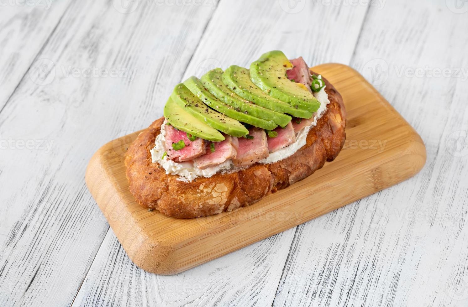 tostada con atún y aguacate foto