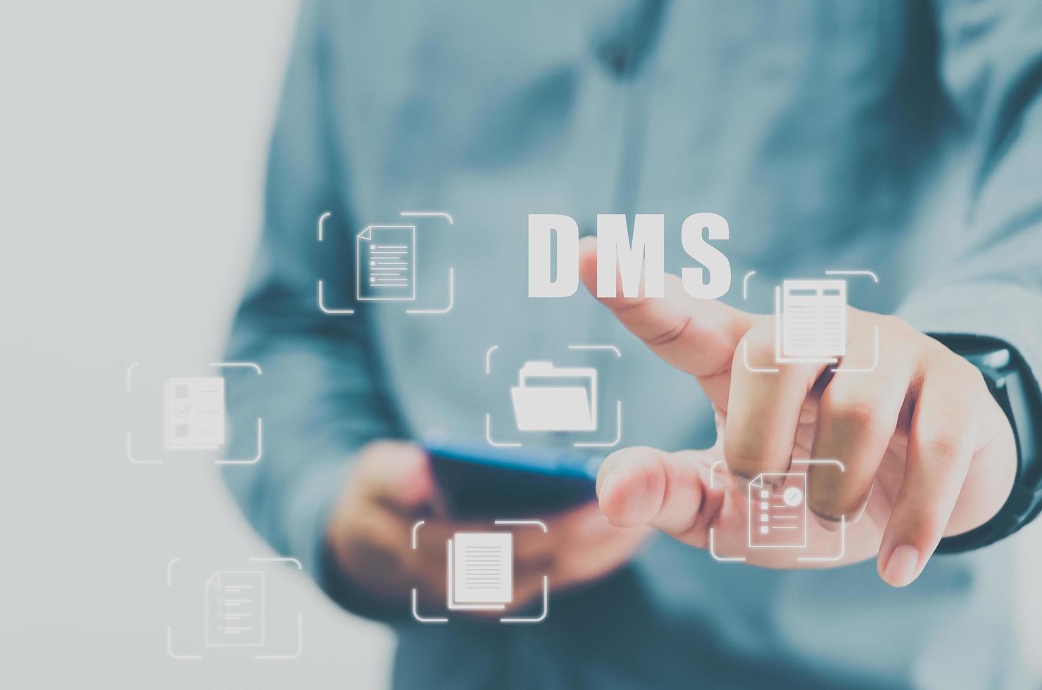 dms concepto de sistema de gestión de documentos integrado base de datos de documentos en línea y software de archivo digital. manos de hombre toque negocio de icono de pantalla virtual. foto