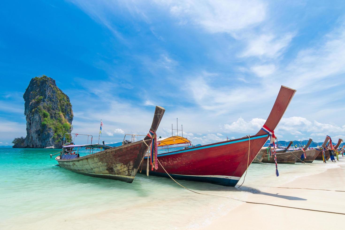 Botes de cola larga tailandés en la playa con la hermosa isla, Krabi, Phuket, Tailandia foto