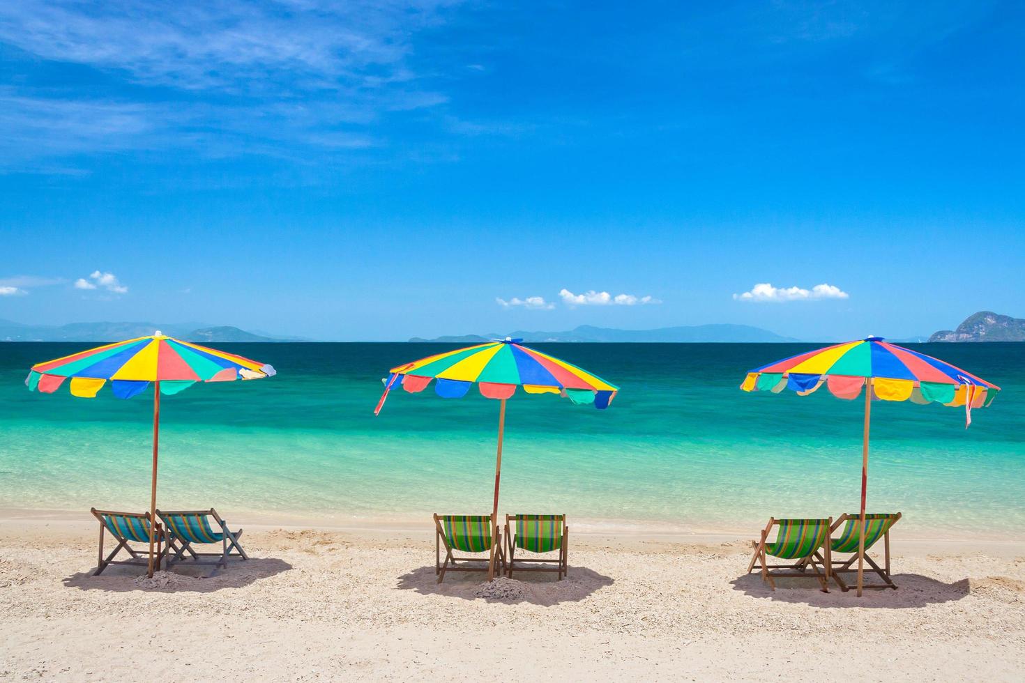 Coloridas sillas de playa con sombrillas, vacaciones de verano, la isla de Phuket, Tailandia foto