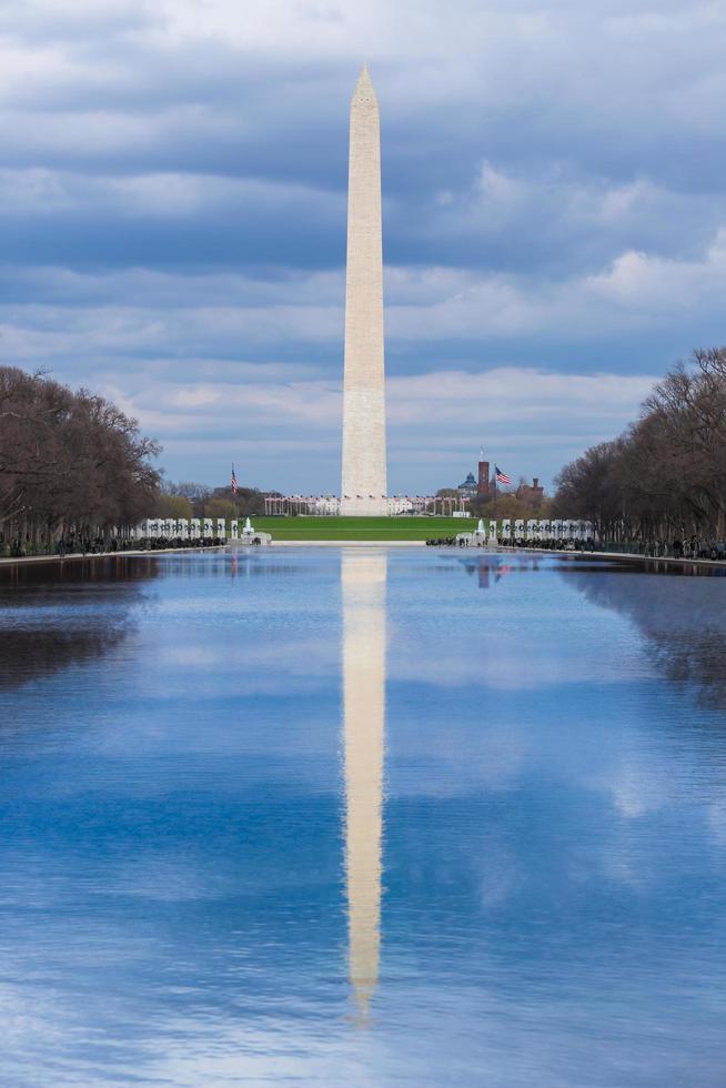 Monumento a Washington con piscina de reflexión sobre un nublado cielo azul día Washington DC, EE. foto