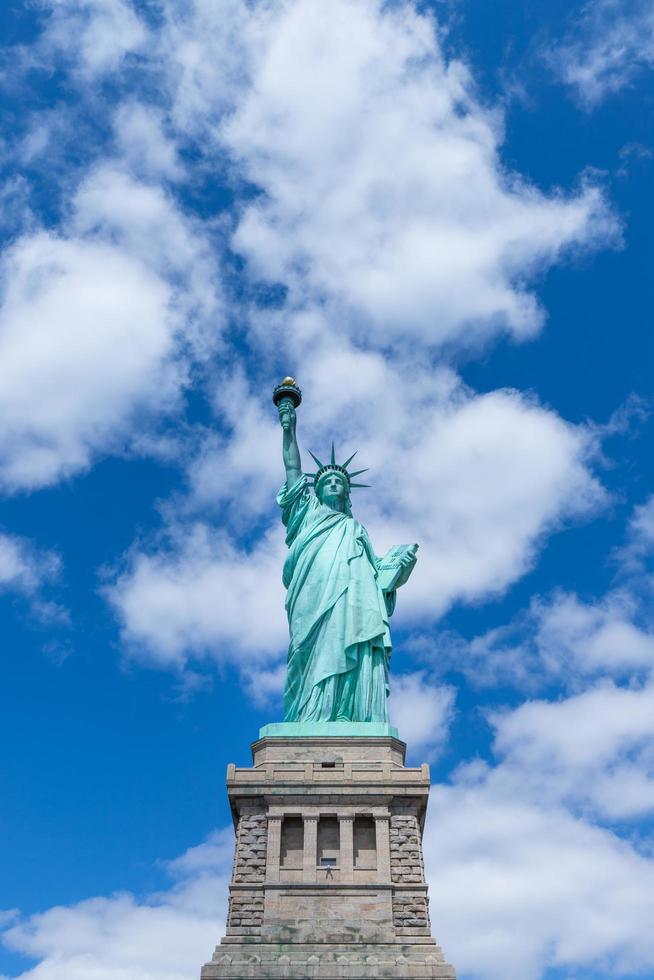 la estatua de la libertad y manhattan, nueva york, estados unidos foto