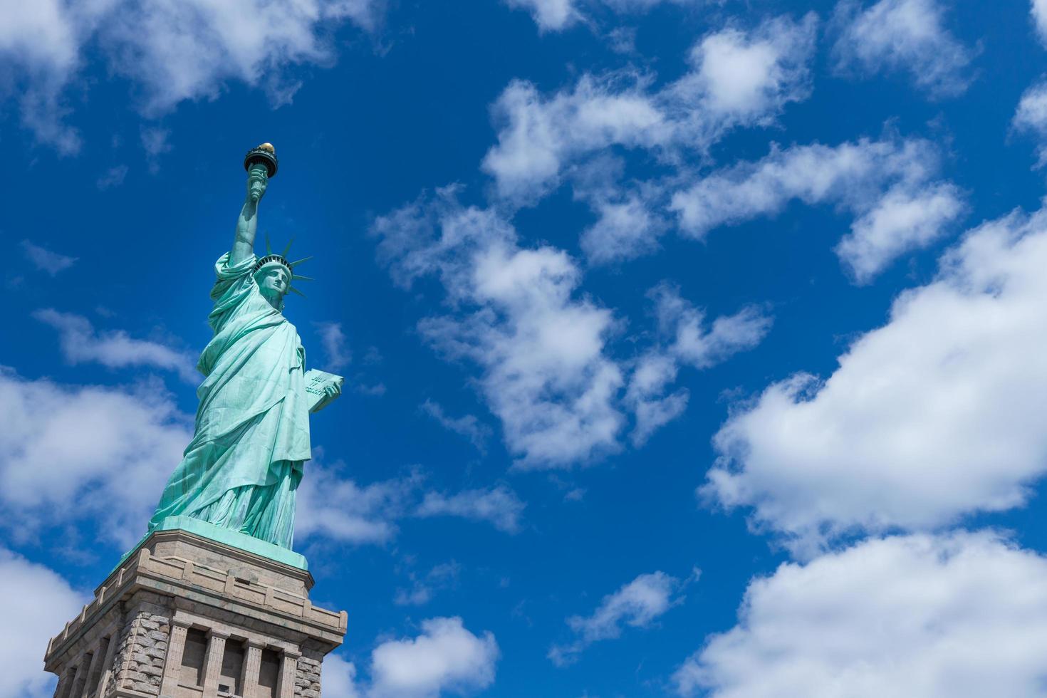 la estatua de la libertad y manhattan, nueva york, estados unidos foto