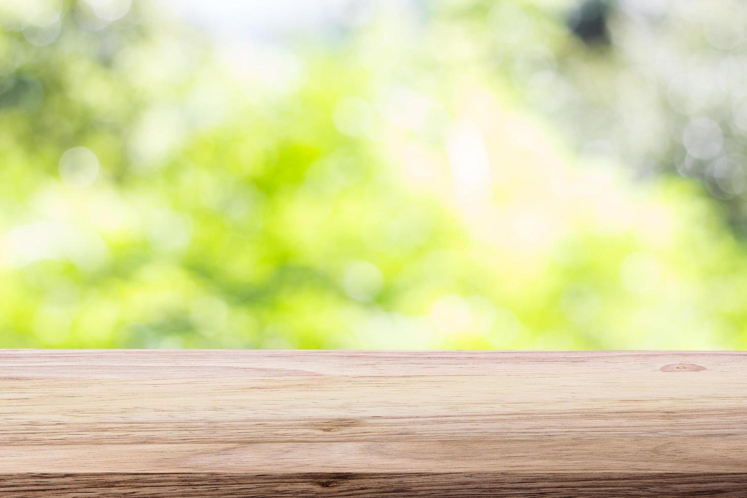 mesa de madera sobre fondo verde brillante bokeh. para exhibición de productos de montaje o diseño visual clave de diseño foto