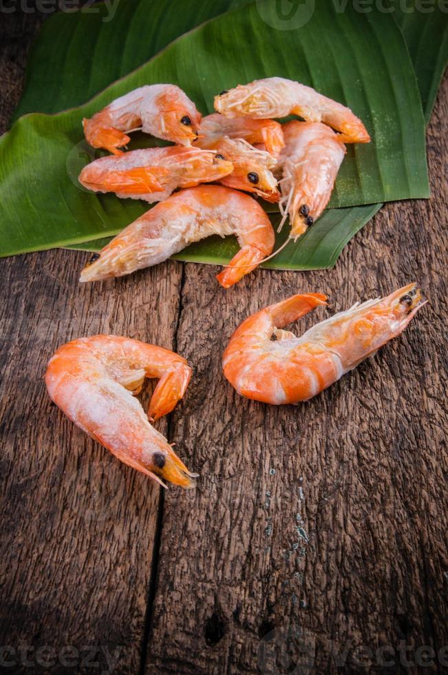 Camarones langostinos en hielo vender en el mercado foto