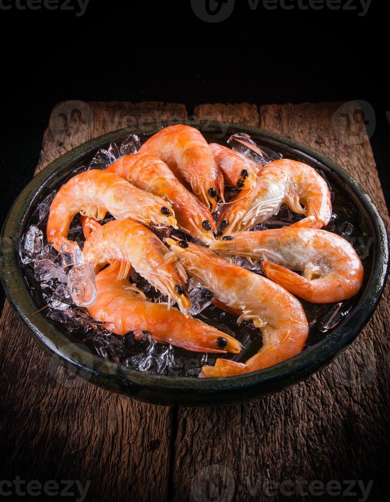 Camarones langostinos en hielo vender en el mercado foto