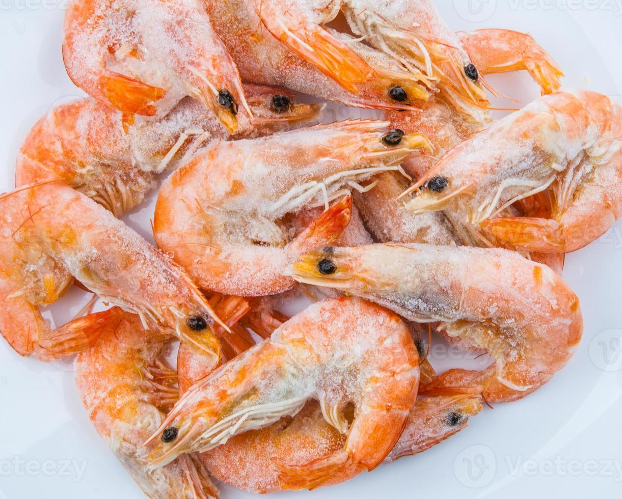 Camarones langostinos en hielo vender en el mercado foto