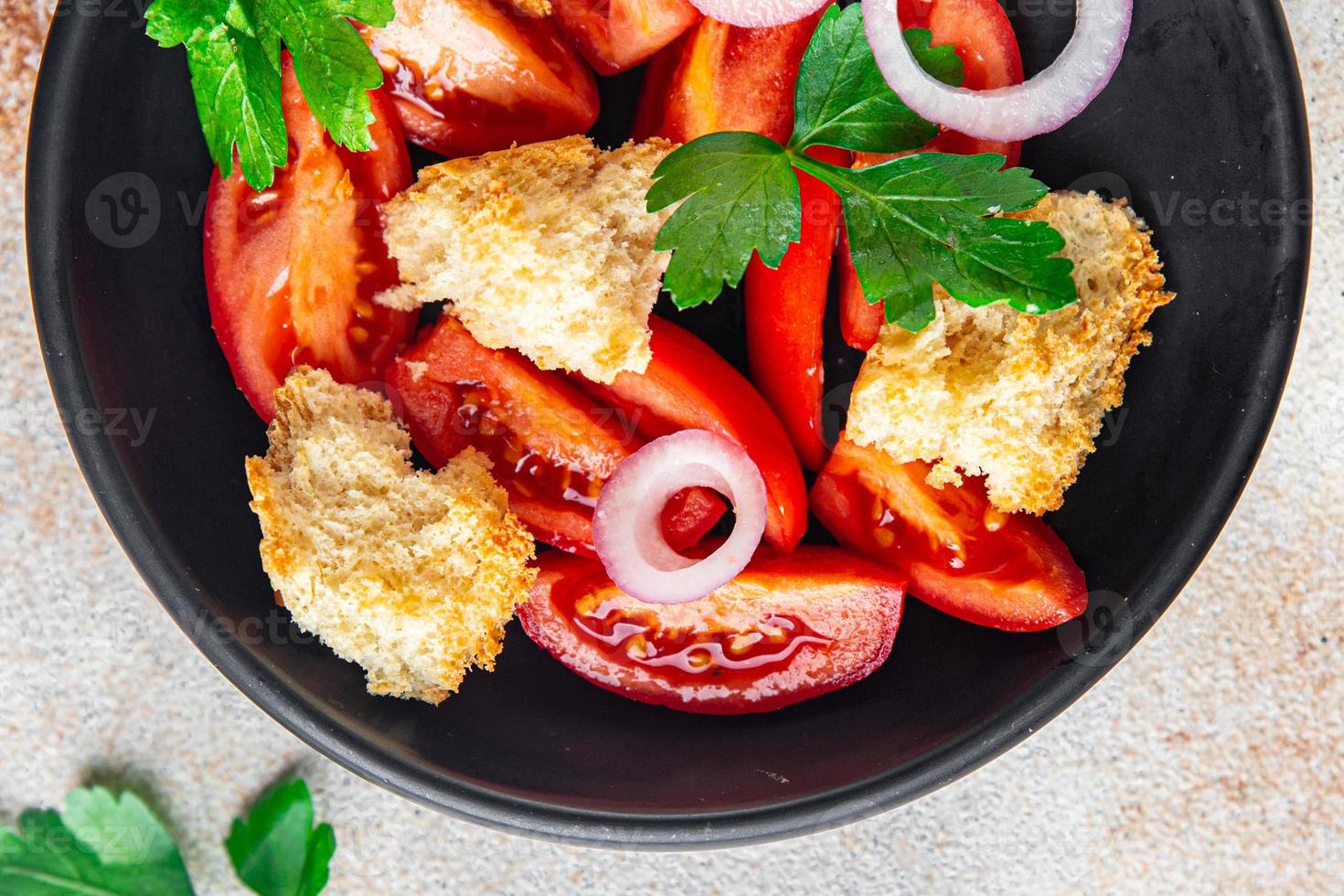 Ensalada de tomate panzanella, tostadas secas fondo de alimentos de pan foto