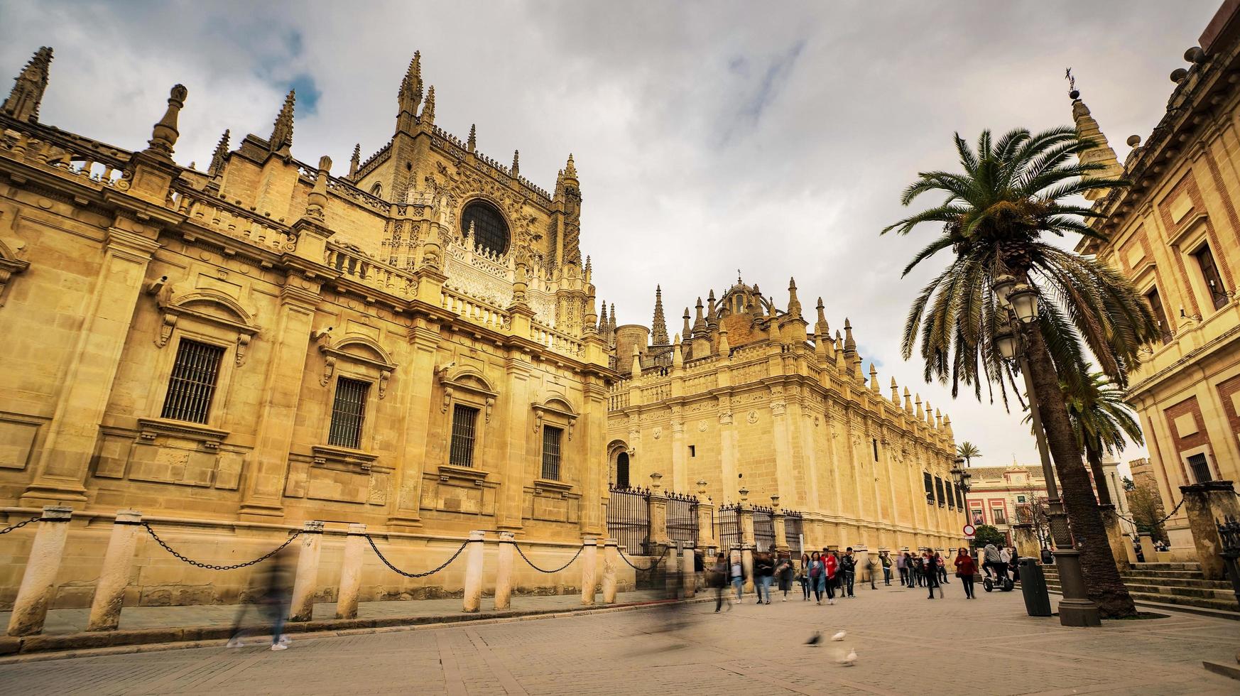 Sevilla, España - 7 de febrero de 2020 - Catedral de Sevilla, la catedral gótica más grande del mundo con hermosos detalles arquitectónicos, en el centro de la ciudad de Sevilla, España. foto