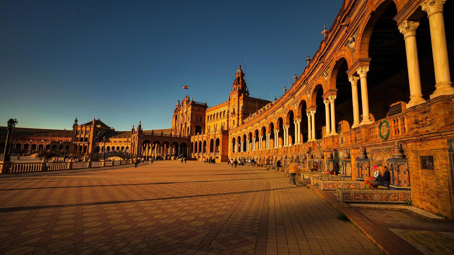 Sevilla, España - 20 de febrero de 2020 - Plaza de España con hermosas columnas y detalles arquitectónicos en el centro de la ciudad de Sevilla. foto