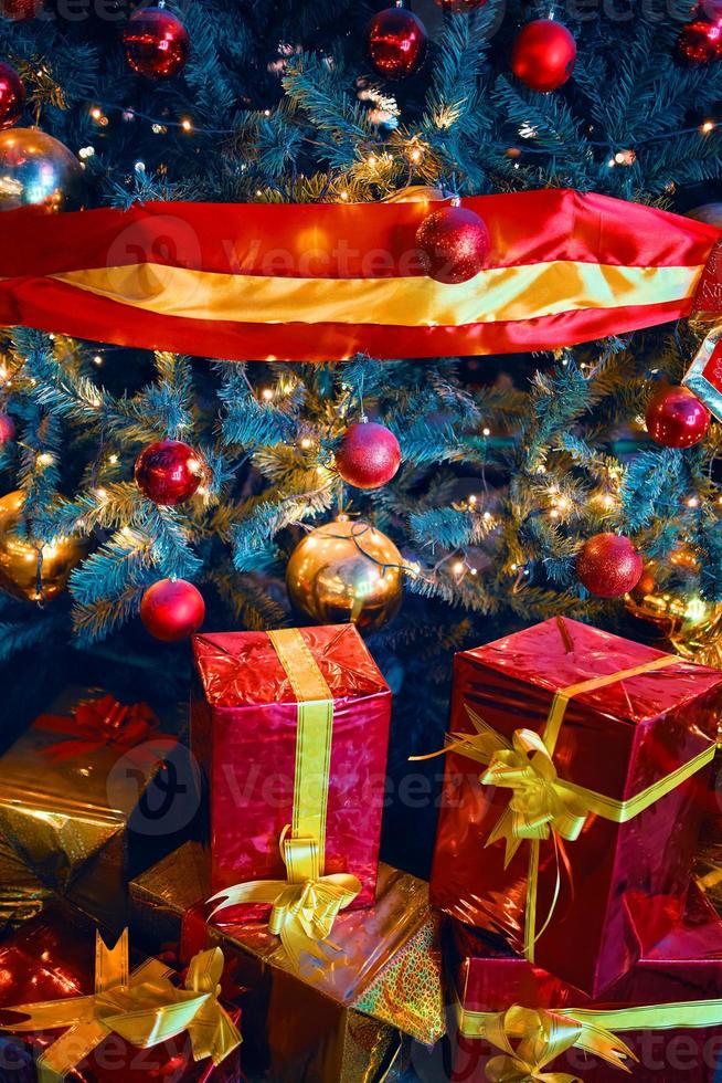 árbol de navidad con adornos y regalos. foto