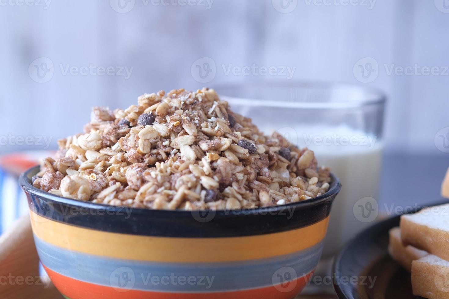 Desayuno de cereales con sabor a chocolate muesli en un tazón foto