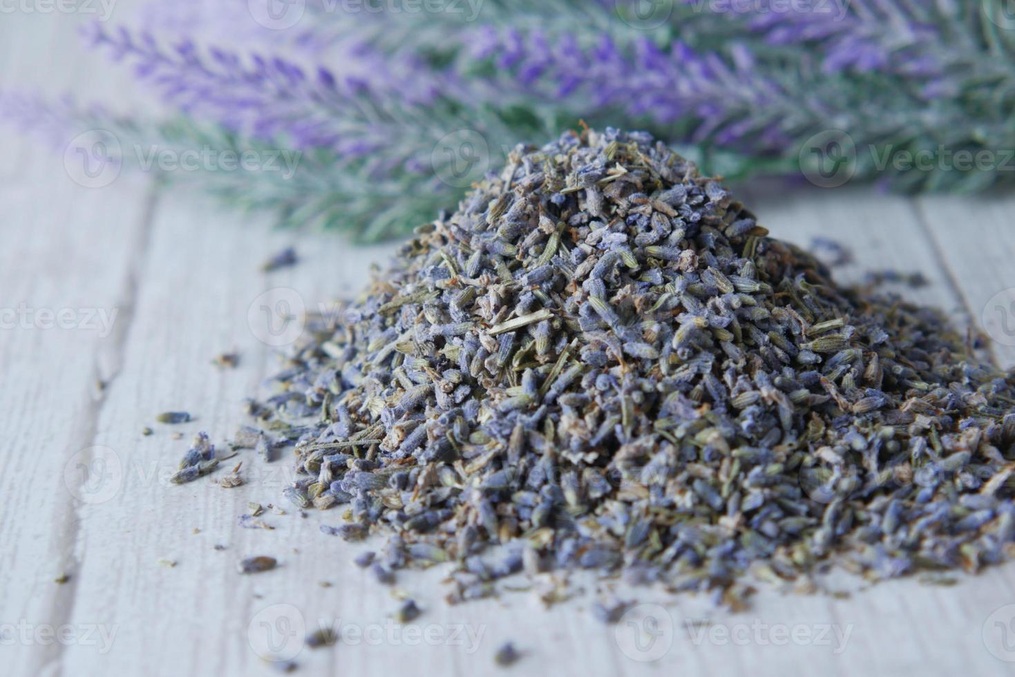 Hoja seca de lavanda sobre fondo blanco. foto