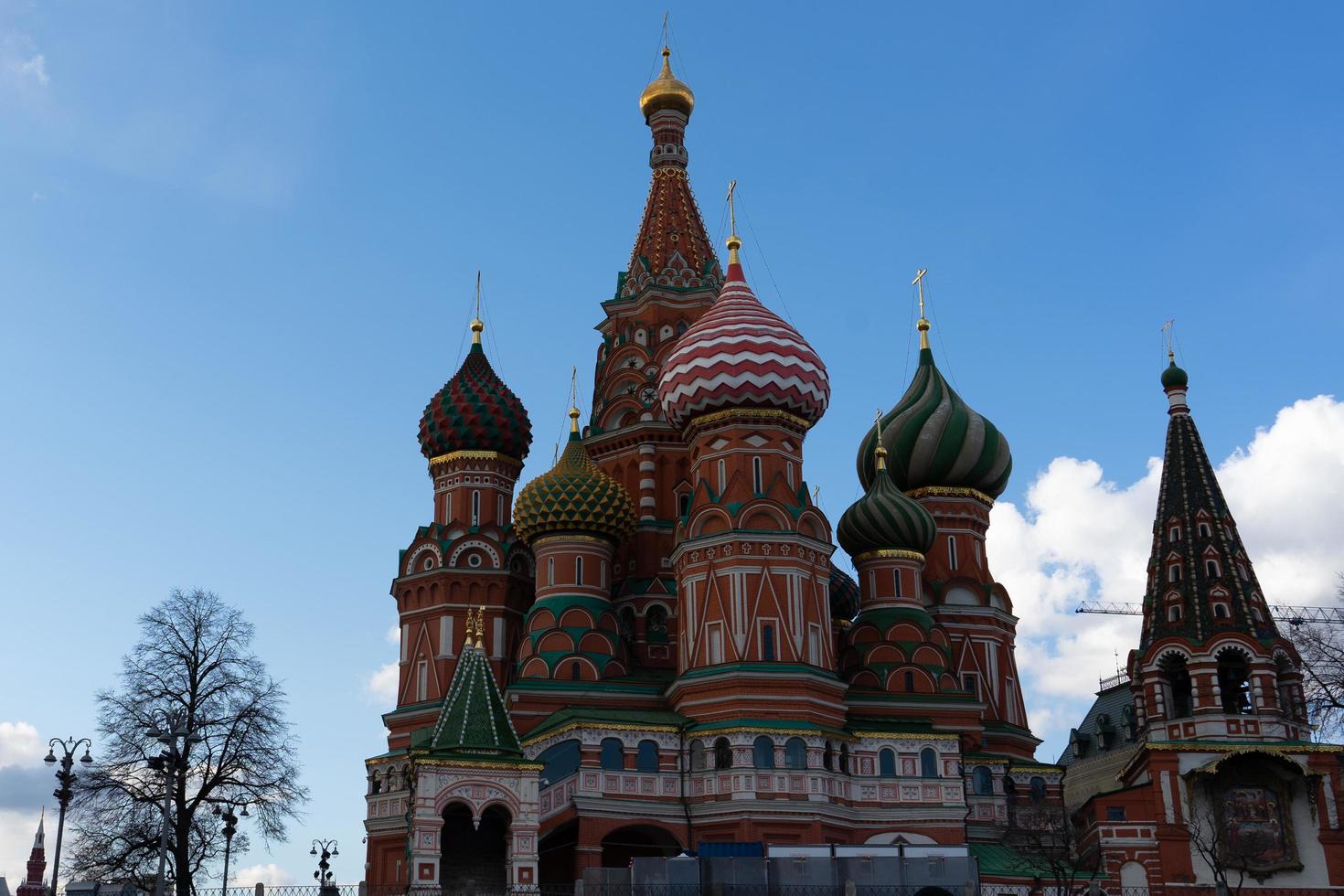 hoto el kremlin de moscú y st. catedral de albahaca foto