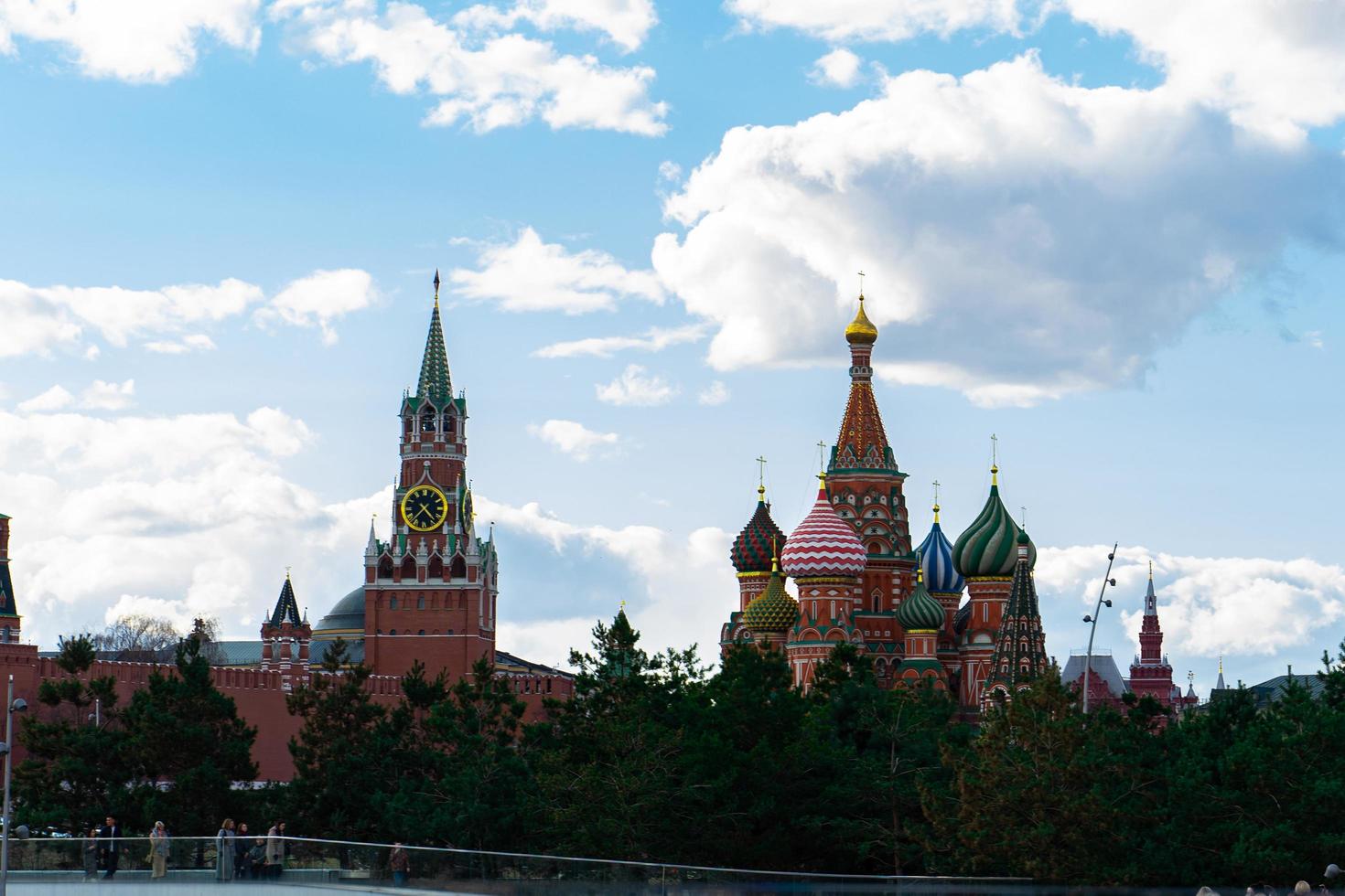 hoto el kremlin de moscú y st. catedral de albahaca foto