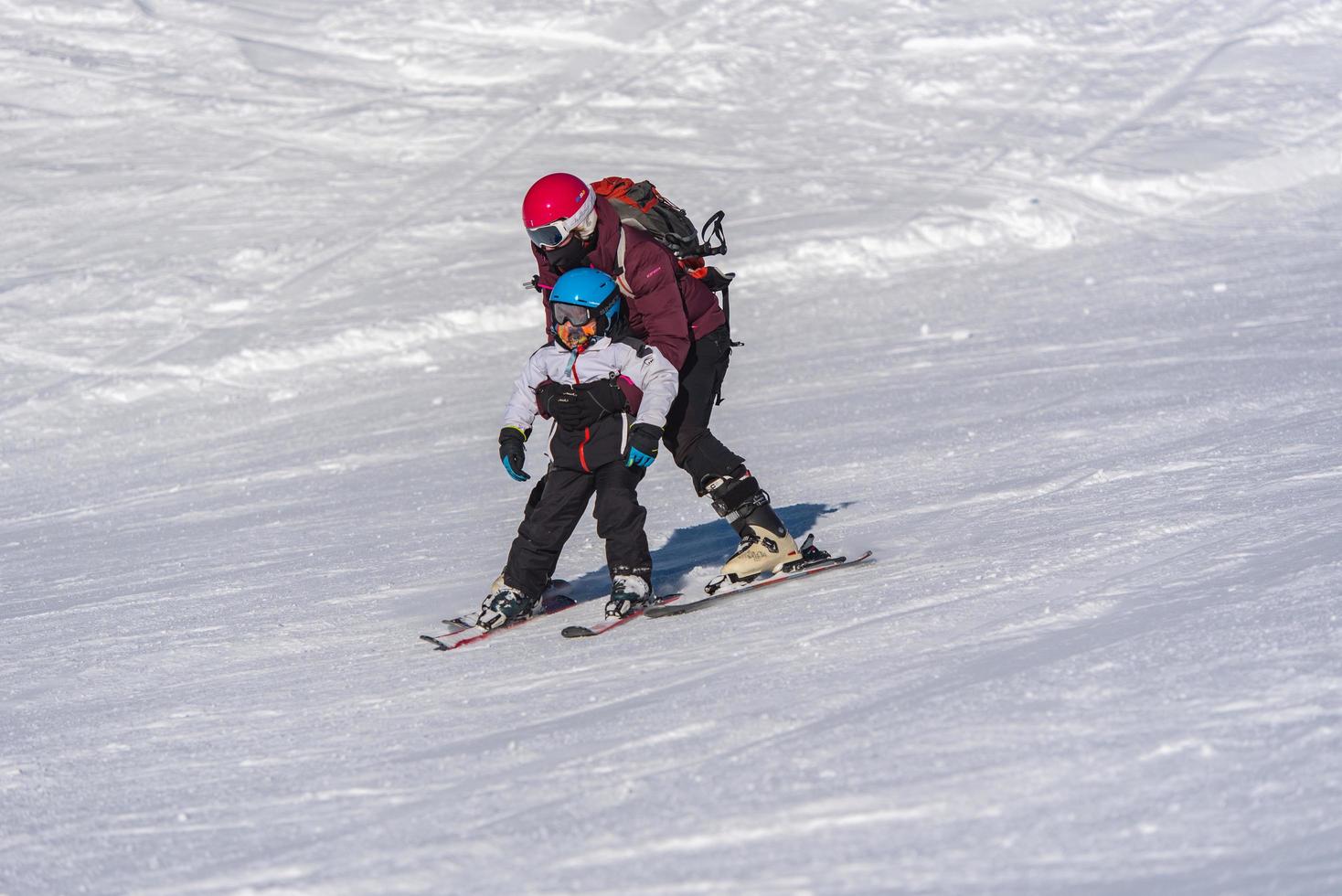 grandvalira, andorra. 2021 11 de diciembre madre con su hijo esquiando en los pirineos en la estación de esquí de grandvalira en andorra en tiempo de covid19 foto