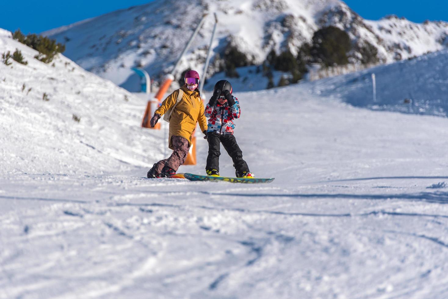 grandvalira, andorra. 2021 11 de diciembre madre con su hijo esquiando en los pirineos en la estación de esquí de grandvalira en andorra en tiempo de covid19 foto