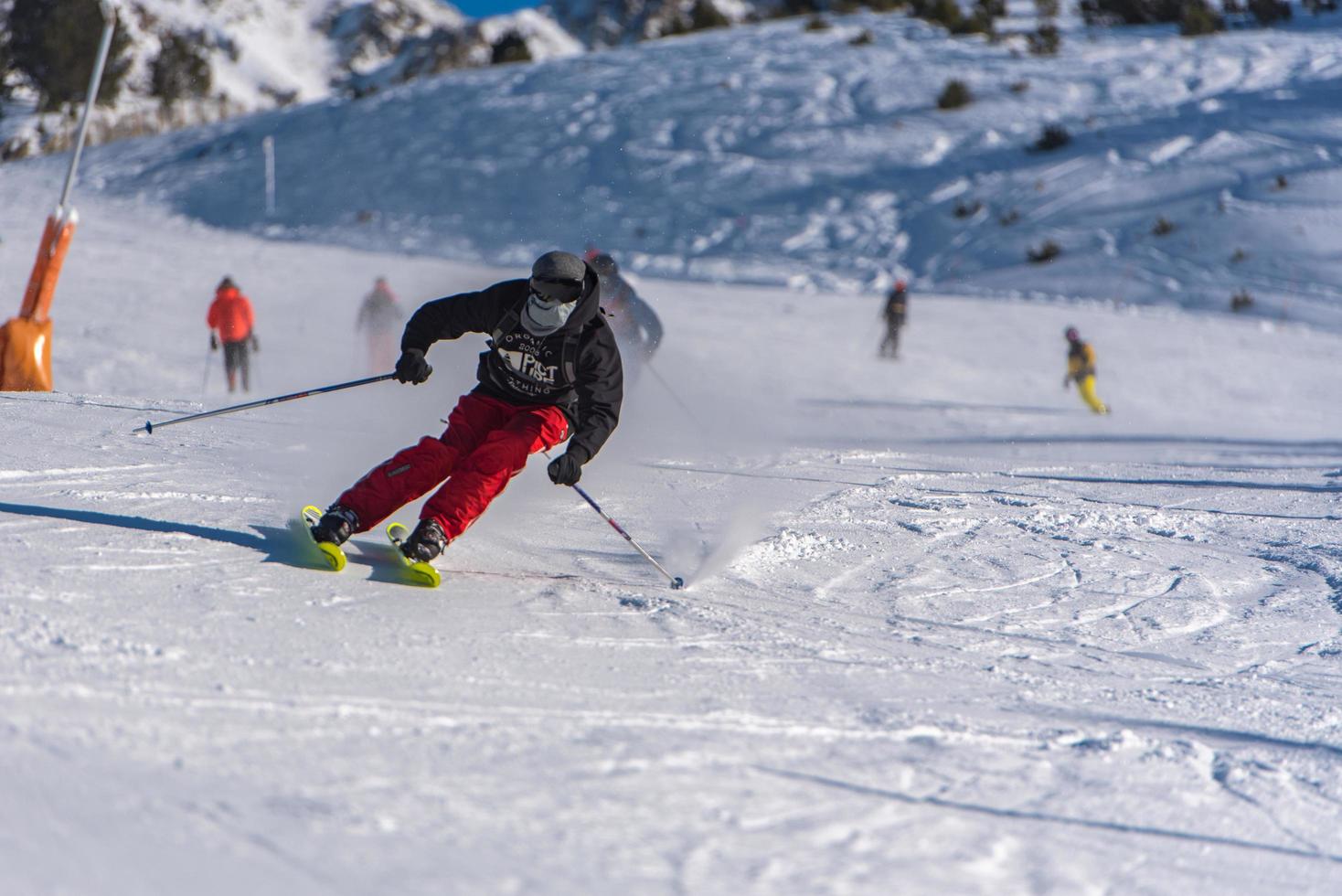 grandvalira, andorra. 11 de diciembre de 2021 joven esquiando en los pirineos en la estación de esquí de grandvalira en andorra en covid19 time foto