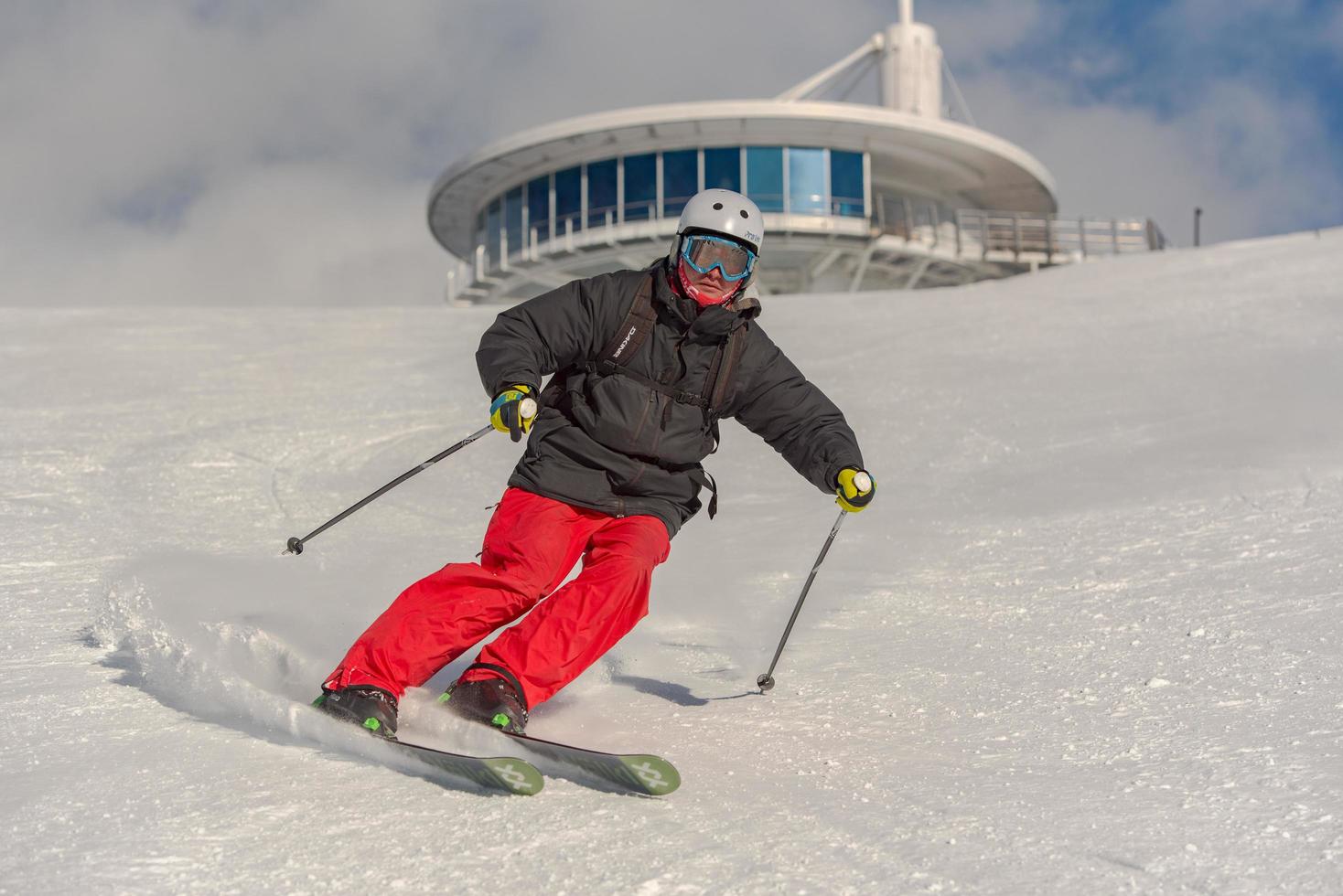 grandvalira, andorra. 11 de diciembre de 2021 joven esquiando en los pirineos en la estación de esquí de grandvalira en andorra en covid19 time foto