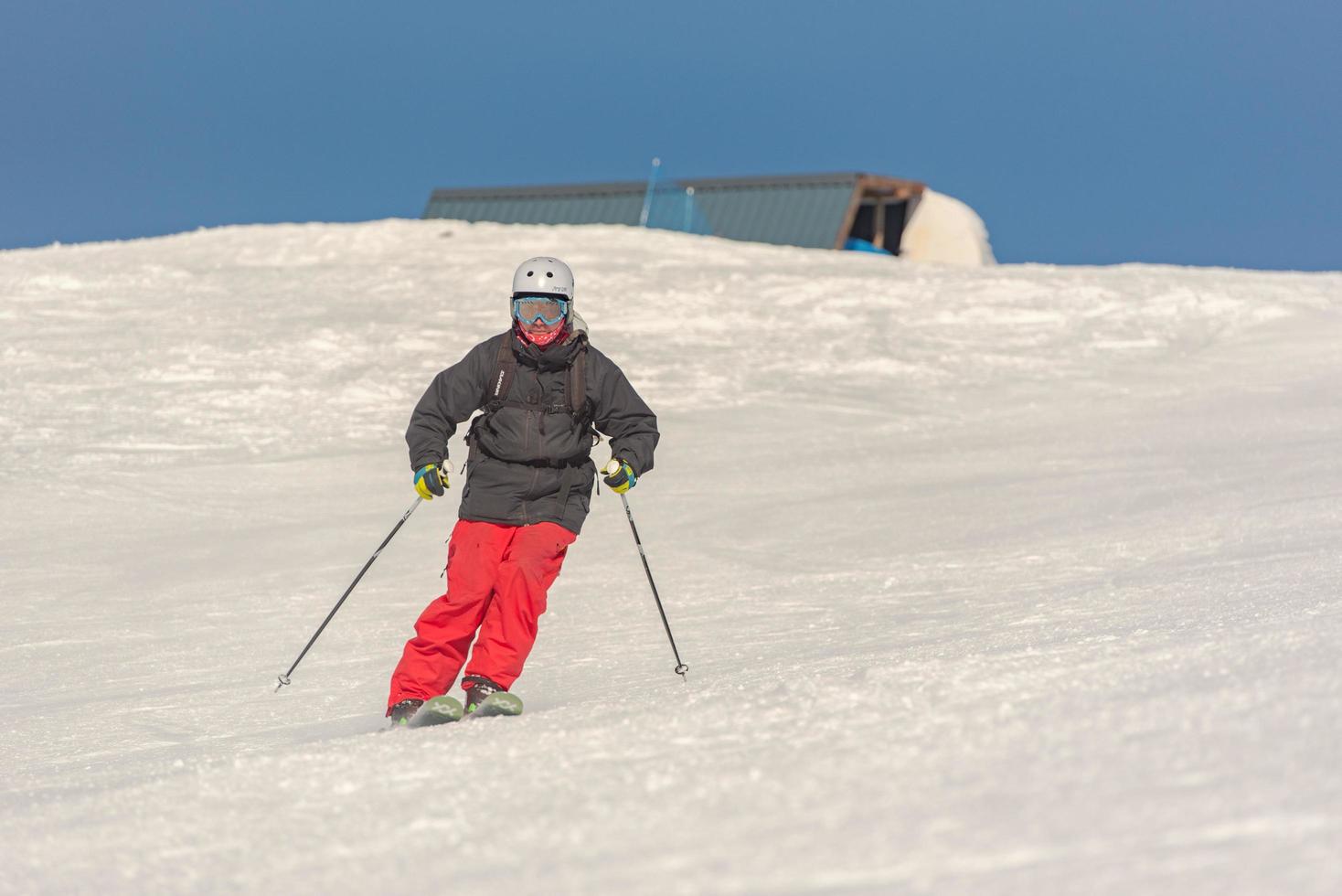 grandvalira, andorra. 11 de diciembre de 2021 joven esquiando en los pirineos en la estación de esquí de grandvalira en andorra en covid19 time foto