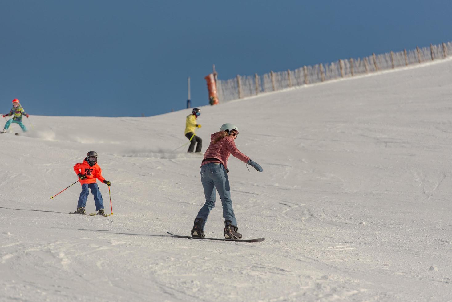 Mujer joven esquiando en los pirineos en la estación de esquí de grandvalira en andorra en covid19 tiempo foto