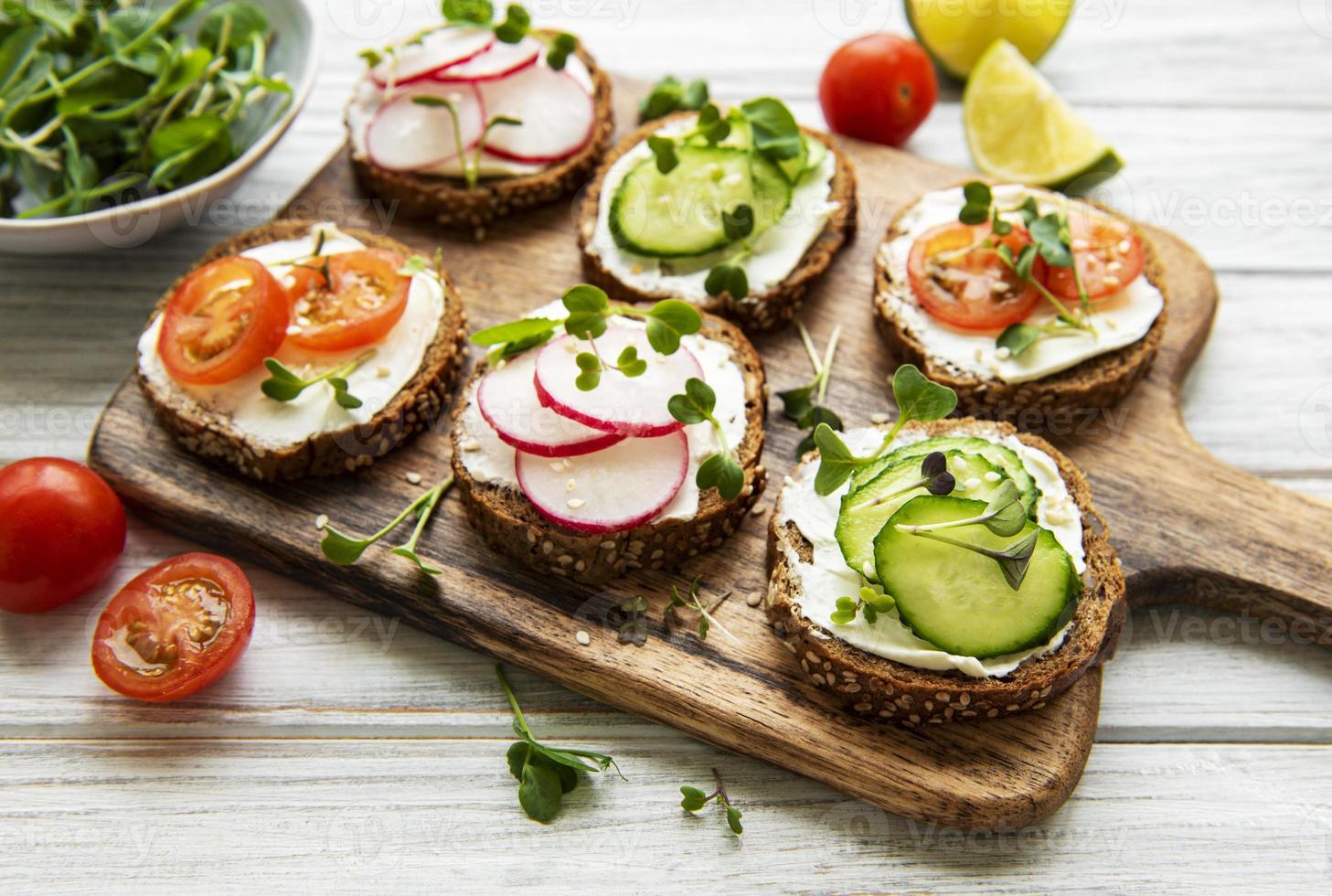 sándwiches con vegetales saludables y micro verduras foto