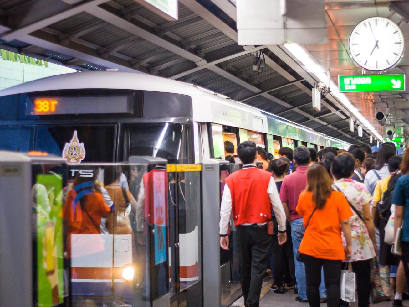 bts siam bangkok tailandia 20 de junio de 2016 .pasajeros que viajen a la estación de tren siam sky bts el 20 de junio de 2016 en tailandia. los pasajeros están esperando el tren para mo chit .. foto