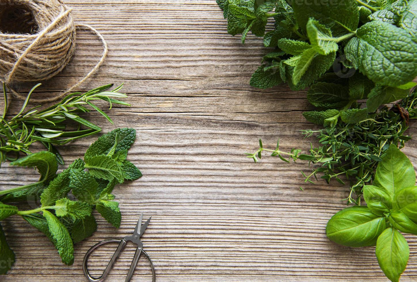 Mezcla de hierbas frescas del jardín sobre una mesa vieja foto