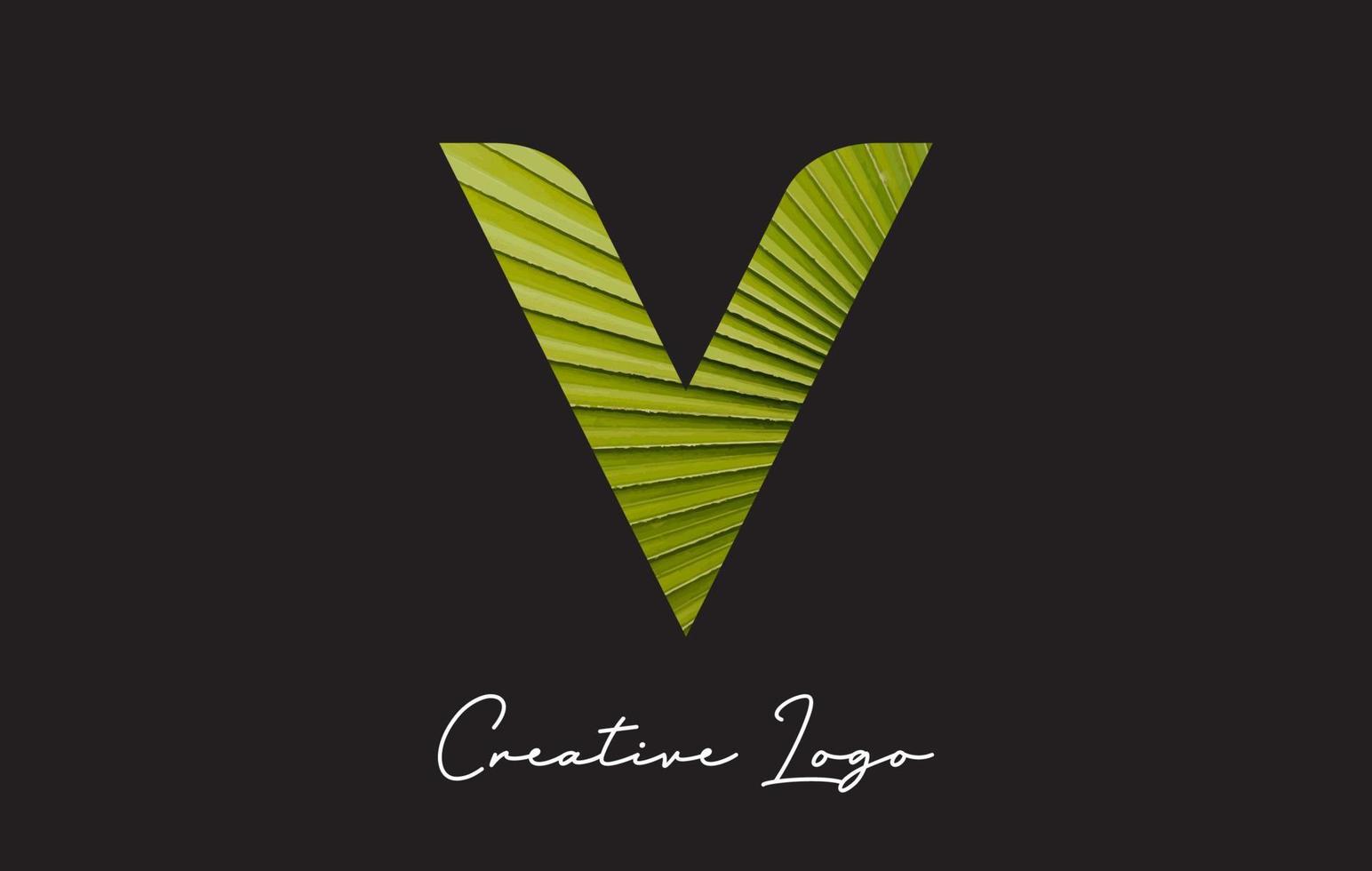 Logo de letra V con diseño de patrón de hoja de palmera. vector