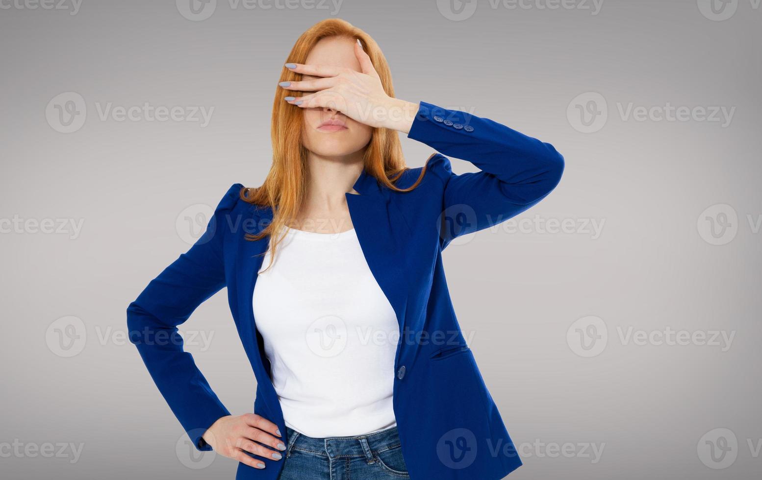 Dolor de cabeza de la mujer, migraña femenina, infeliz joven adulta vistiendo blusa, golpeándose la cabeza, ojos cerrados, gesticulando que ha cometido un gran error - trabajo duro cansado foto