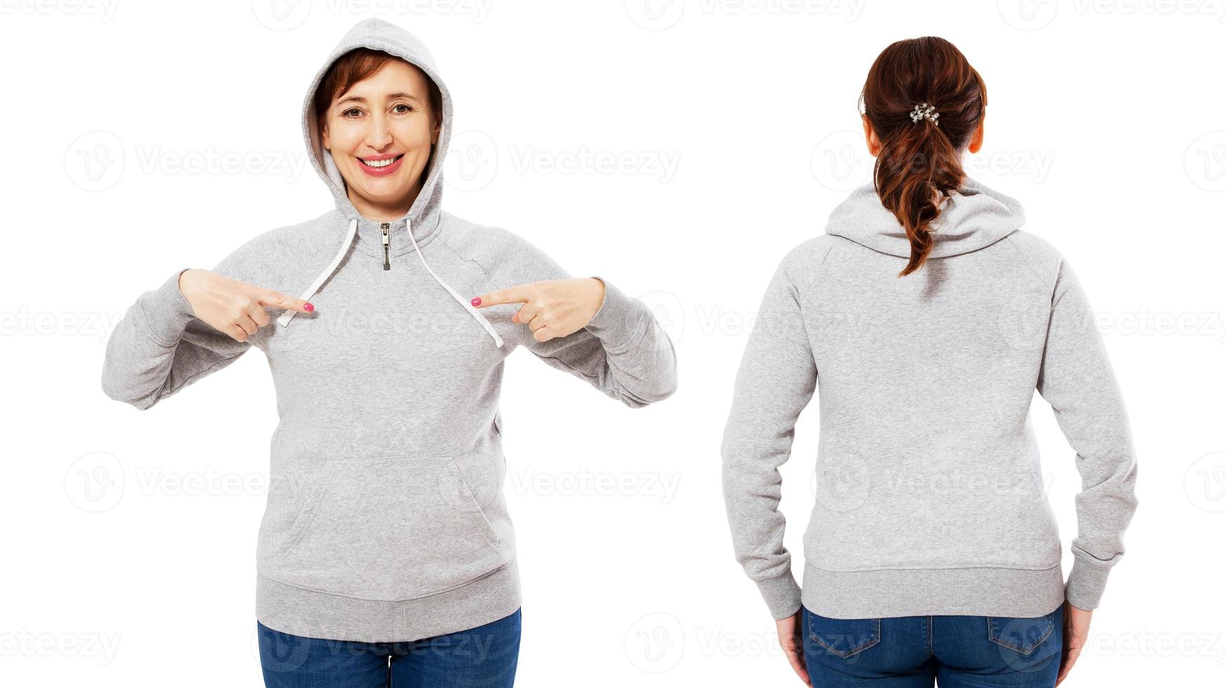 Feliz hermosa mujer de mediana edad apuntando en una maqueta de sudadera con capucha gris, conjunto de maqueta de capucha foto