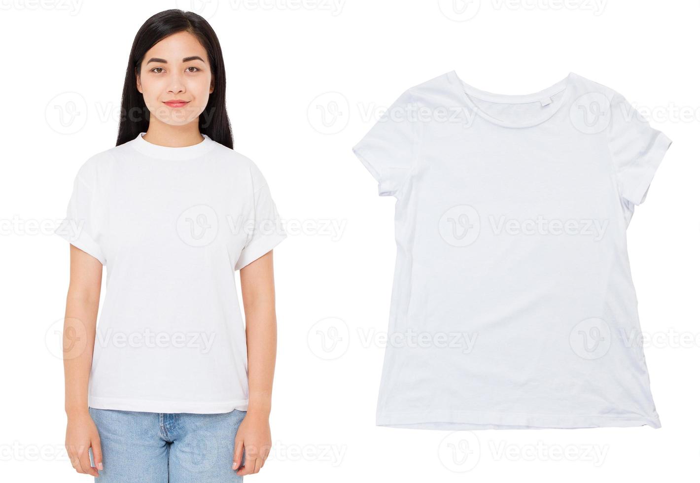 chica asiática en camiseta maqueta aislado, camiseta blanca maqueta de cerca sobre fondo blanco. camiseta maqueta de mujer coreana foto