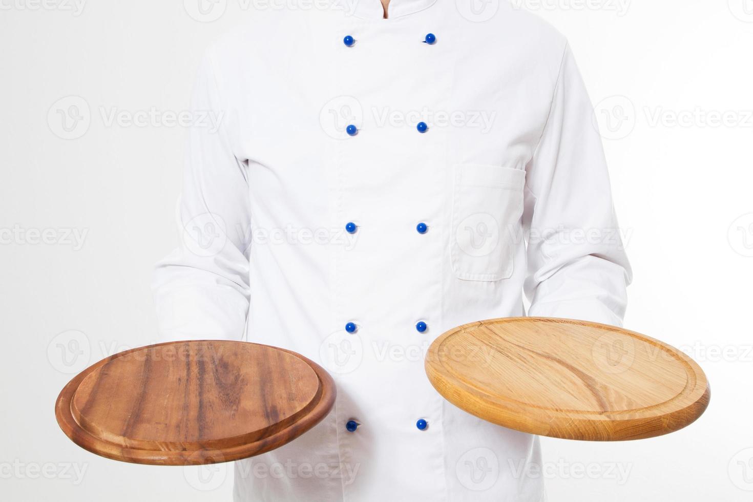 Cocinero masculino sosteniendo dos placas de pizza vacías aislado sobre fondo blanco, en blanco foto