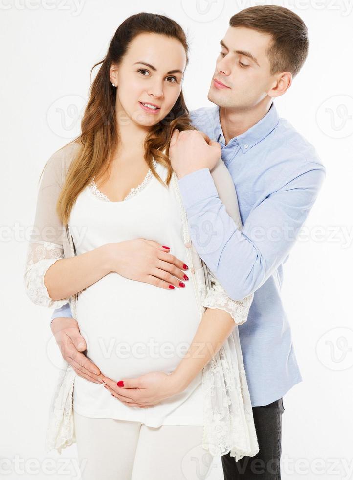pareja joven esperando el nacimiento de un niño, el hombre mira a su esposa embarazada foto