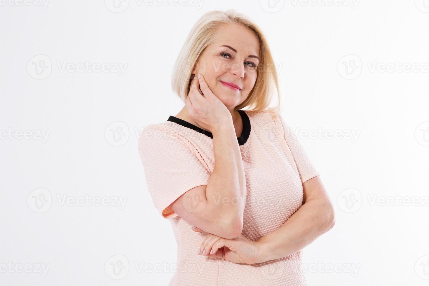 Mujer de mediana edad en ropa rosa de moda sonriéndole, Foto de estudio, sonrisa feliz espacio de copia de mujer rubia de mediana edad