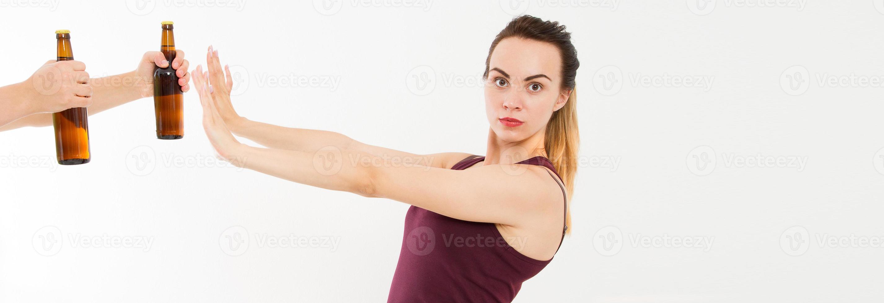 hermosa mujer rechazó beber alcohol aislado sobre fondo blanco. concepto anti alcohol. copie el espacio. anti alcoholismo femenino, sin concepto de malos hábitos. foto