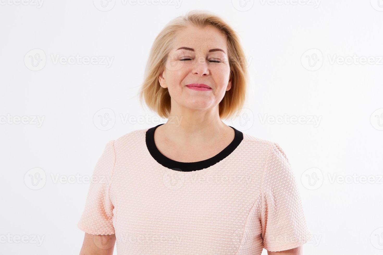 Linda mujer aislada, primer plano de una hermosa mujer sonriendo con los ojos cerrados, imagen recortada - su cabello ondeando en el viento foto