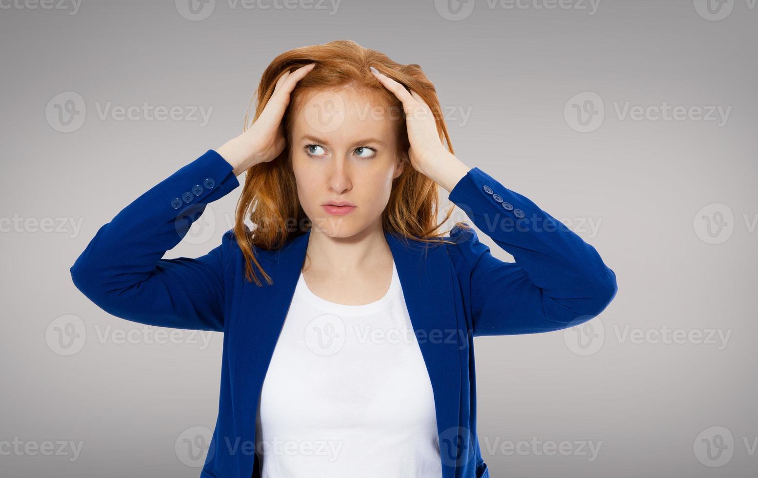 Destacó agotada joven mujer de pelo rojo con fuerte dolor de cabeza por tensión. Portarretrato retrato de hermosa niña enferma que sufre de migraña en la cabeza, sensación de presión y estrés. imagen de alta resolución foto