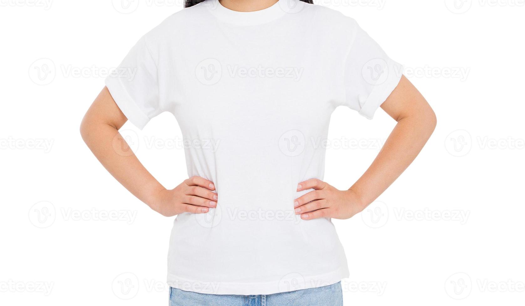 Camiseta blanca maqueta aislado sobre fondo blanco. foto