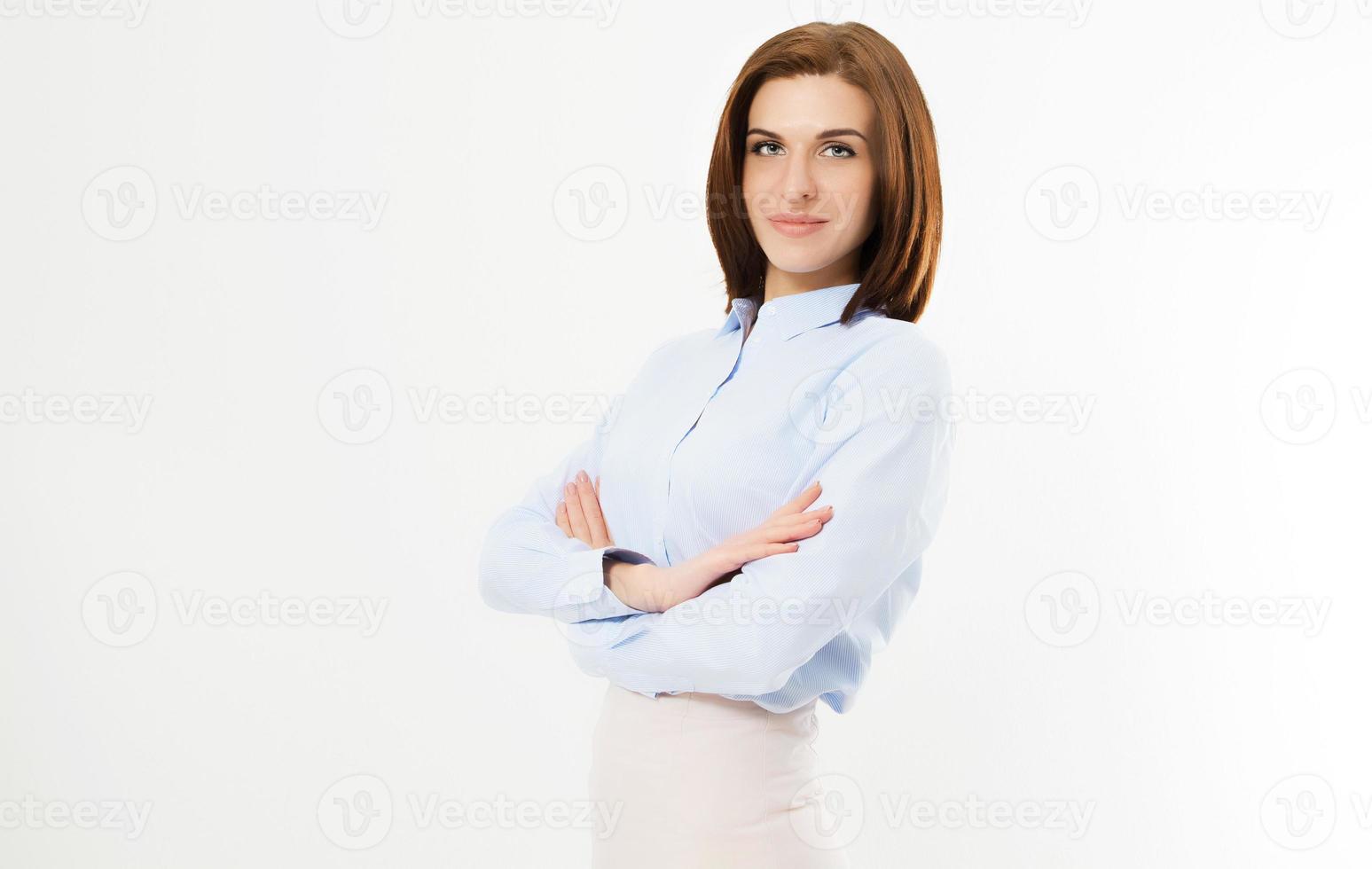 Gerente joven confiado en el fondo blanco - retrato de mujer de negocios. brazos cruzados . foto