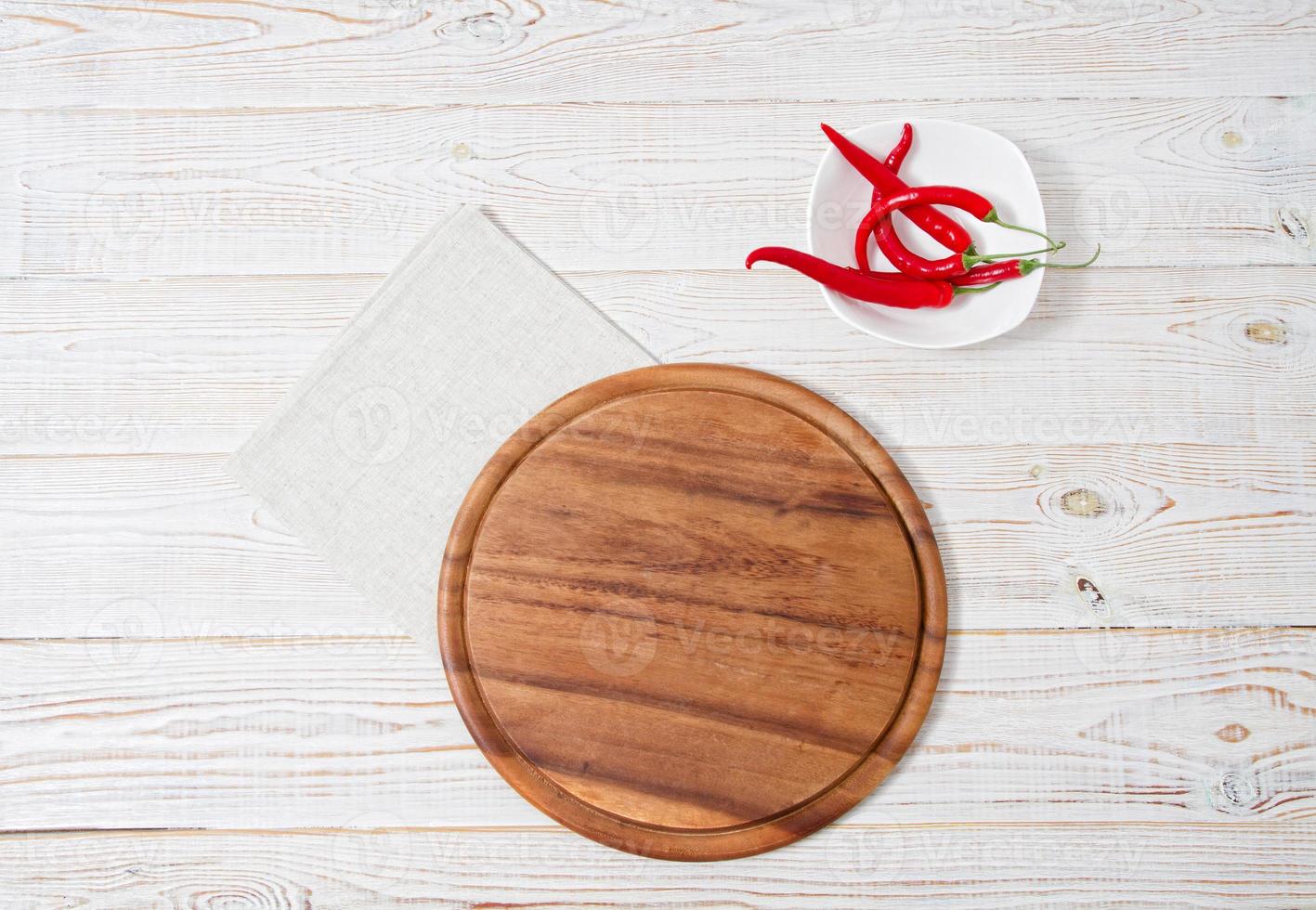Escritorio de madera, servilleta de rayas, pimiento rojo sobre la mesa concepto de vacaciones mantel. foto