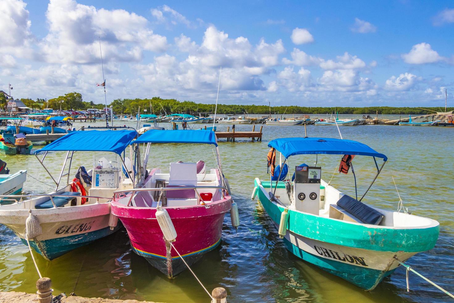 chiquila mexico 21. diciembre 2021 panorama paisaje barcos puerto puerto ferries puerto de chiquila mexico. foto