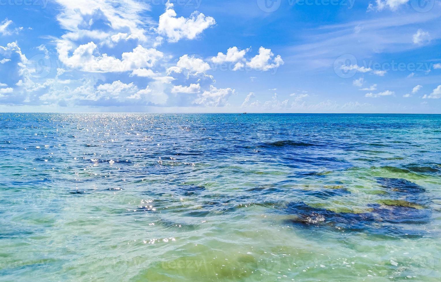 agua cristalina turquesa cantos rodados piedras playa mexicana del carmen mexico. foto