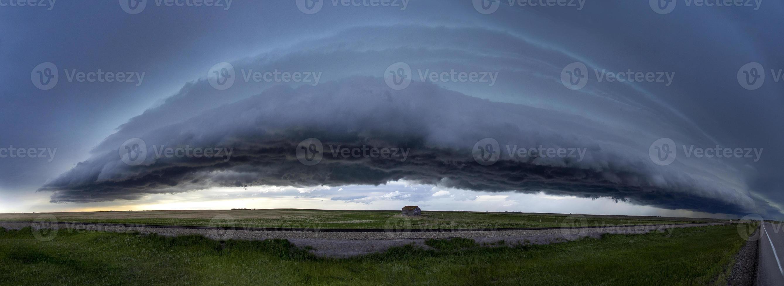 pradera nubes de tormenta foto