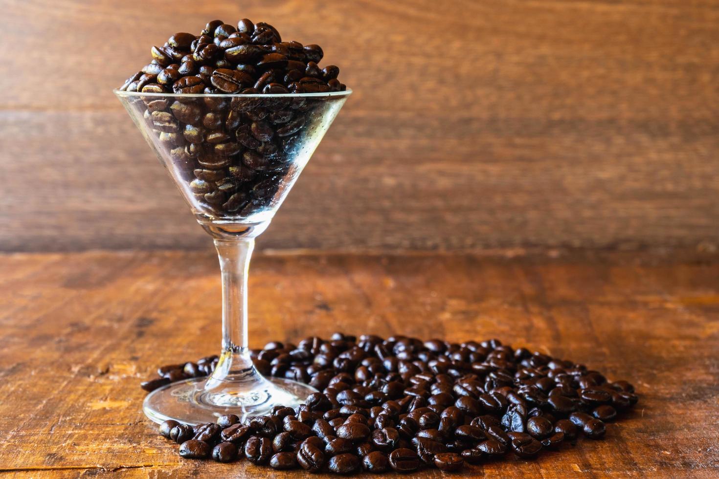 granos de café tostados en una taza foto