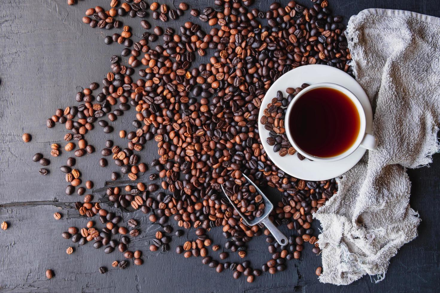 taza de café y granos de café tostados foto