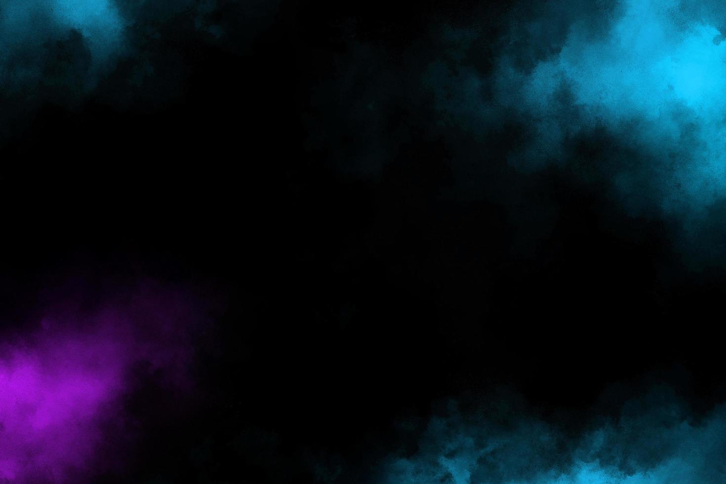 explosión abstracta luz cielo azul polvo multicolor polvo explosión pintura salpicadura nube patrón en negro. foto